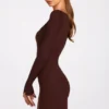 Robe courte Caris à manches longues en modal côtelé avec bretelles en dentelle, couleur chocolat Robe courte Caris à manches longues en modal côtelé avec bretelles en dentelle, couleur chocolat
