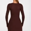 Robe courte Caris à manches longues en modal côtelé avec bretelles en dentelle, couleur chocolat Robe courte Caris à manches longues en modal côtelé avec bretelles en dentelle, couleur chocolat