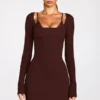 Robe courte Caris à manches longues en modal côtelé avec bretelles en dentelle, couleur chocolat Robe courte Caris à manches longues en modal côtelé avec bretelles en dentelle, couleur chocolat