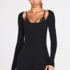 Robe courte Caris à manches longues en modal côtelé avec bretelles en dentelle, couleur noire Robe courte Caris à manches longues en modal côtelé avec bretelles en dentelle, couleur noire