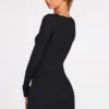 Robe courte Caris à manches longues en modal côtelé avec bretelles en dentelle, couleur noire Robe courte Caris à manches longues en modal côtelé avec bretelles en dentelle, couleur noire