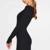 Robe courte Caris à manches longues en modal côtelé avec bretelles en dentelle, couleur noire Robe courte Caris à manches longues en modal côtelé avec bretelles en dentelle, couleur noire