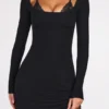 Robe courte Caris à manches longues en modal côtelé avec bretelles en dentelle, couleur noire Robe courte Caris à manches longues en modal côtelé avec bretelles en dentelle, couleur noire