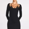 Robe courte Caris à manches longues en modal côtelé avec bretelles en dentelle, couleur noire Robe courte Caris à manches longues en modal côtelé avec bretelles en dentelle, couleur noire