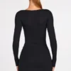 Robe courte Caris à manches longues en modal côtelé avec bretelles en dentelle, couleur noire Robe courte Caris à manches longues en modal côtelé avec bretelles en dentelle, couleur noire