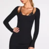 Robe courte Caris à manches longues en modal côtelé avec bretelles en dentelle, couleur noire Robe courte Caris à manches longues en modal côtelé avec bretelles en dentelle, couleur noire