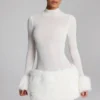 Robe courte à col roulé Belladonna avec bordure en fausse fourrure, en blanc Robe courte à col roulé Belladonna avec bordure en fausse fourrure, en blanc
