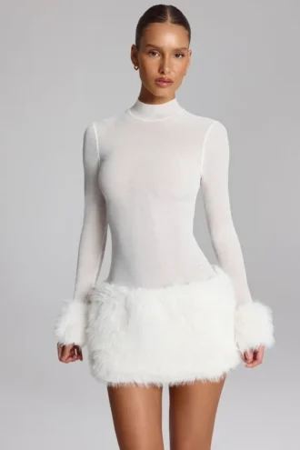 Robe courte à col roulé Belladonna avec bordure en fausse fourrure, en blanc