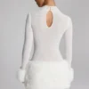 Robe courte à col roulé Belladonna avec bordure en fausse fourrure, en blanc Robe courte à col roulé Belladonna avec bordure en fausse fourrure, en blanc