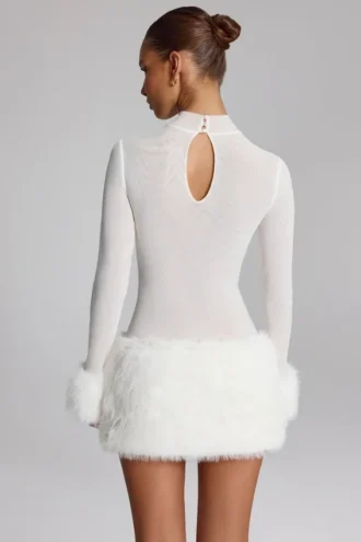 Robe courte à col roulé Belladonna avec bordure en fausse fourrure, en blanc