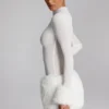 Robe courte à col roulé Belladonna avec bordure en fausse fourrure, en blanc Robe courte à col roulé Belladonna avec bordure en fausse fourrure, en blanc