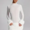 Robe courte à col roulé Belladonna avec bordure en fausse fourrure, en blanc Robe courte à col roulé Belladonna avec bordure en fausse fourrure, en blanc