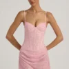 Robe courte Connie semi-transparente à drapés et ornements, couleur rose Robe courte Connie semi-transparente à drapés et ornements, couleur rose