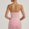 Robe courte Connie semi-transparente à drapés et ornements, couleur rose Robe courte Connie semi-transparente à drapés et ornements, couleur rose