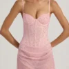 Robe courte Connie semi-transparente à drapés et ornements, couleur rose Robe courte Connie semi-transparente à drapés et ornements, couleur rose