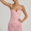 Robe courte Connie semi-transparente à drapés et ornements, couleur rose Robe courte Connie semi-transparente à drapés et ornements, couleur rose