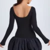 Robe courte Delphi en modal à encolure dégagée, taille basse et ourlet bouffant, couleur noire Robe courte Delphi en modal à encolure dégagée, taille basse et ourlet bouffant, couleur noire