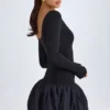 Robe courte Delphi en modal à encolure dégagée, taille basse et ourlet bouffant, couleur noire Robe courte Delphi en modal à encolure dégagée, taille basse et ourlet bouffant, couleur noire