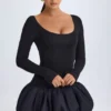 Robe courte Delphi en modal à encolure dégagée, taille basse et ourlet bouffant, couleur noire Robe courte Delphi en modal à encolure dégagée, taille basse et ourlet bouffant, couleur noire