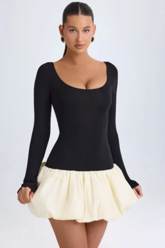 Robe courte Delphi en modal à encolure dégagée, taille basse et ourlet bouffant, couleur vanille