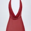Robe courte dos nu à col bénitier Iona, couleur cerise foncée Robe courte dos nu à col bénitier Iona, couleur cerise foncée