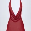Robe courte dos nu à col bénitier Iona, couleur cerise foncée Robe courte dos nu à col bénitier Iona, couleur cerise foncée