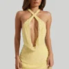 Robe courte dos nu à col bénitier ornée Sylune, couleur jaune Robe courte dos nu à col bénitier ornée Sylune, couleur jaune