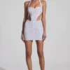 Robe courte dos nu à découpes ornées Lucia en blanc Robe courte dos nu à découpes ornées Lucia en blanc