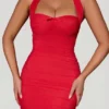 Robe courte dos nu froncée avec nœud Aisha en rouge Robe courte dos nu froncée avec nœud Aisha en rouge