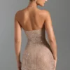 Robe courte dos nu ornée Amolika, couleur miel Robe courte dos nu ornée Amolika, couleur miel