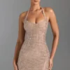 Robe courte dos nu ornée Amolika, couleur miel Robe courte dos nu ornée Amolika, couleur miel
