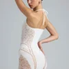 Robe courte dos nu Tori avec ornements, couleur ivoire Robe courte dos nu Tori avec ornements, couleur ivoire