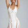 Robe courte dos nu Tori avec ornements, couleur ivoire Robe courte dos nu Tori avec ornements, couleur ivoire