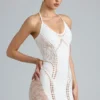 Robe courte dos nu Tori avec ornements, couleur ivoire Robe courte dos nu Tori avec ornements, couleur ivoire