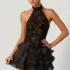 Robe courte dos nu à volants et ornements Petalia en noir Robe courte dos nu à volants et ornements Petalia en noir