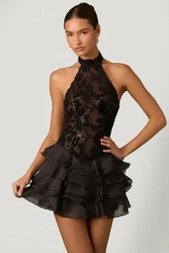 Robe courte dos nu à volants et ornements Petalia en noir