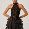 Robe courte dos nu à volants et ornements Petalia en noir Robe courte dos nu à volants et ornements Petalia en noir