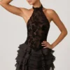 Robe courte dos nu à volants et ornements Petalia en noir Robe courte dos nu à volants et ornements Petalia en noir