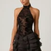 Robe courte dos nu à volants et ornements Petalia en noir Robe courte dos nu à volants et ornements Petalia en noir