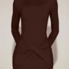 Robe courte drapée à col bateau en jersey doux Briallen, couleur chocolat Robe courte drapée à col bateau en jersey doux Briallen, couleur chocolat