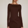 Robe courte drapée à col bateau en jersey doux Briallen, couleur chocolat Robe courte drapée à col bateau en jersey doux Briallen, couleur chocolat