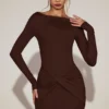 Robe courte drapée à col bateau en jersey doux Briallen, couleur chocolat Robe courte drapée à col bateau en jersey doux Briallen, couleur chocolat