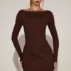 Robe courte drapée à col bateau en jersey doux Briallen, couleur chocolat Robe courte drapée à col bateau en jersey doux Briallen, couleur chocolat