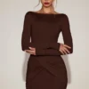 Robe courte drapée à col bateau en jersey doux Briallen, couleur chocolat Robe courte drapée à col bateau en jersey doux Briallen, couleur chocolat