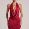 Robe courte drapée à col bénitier Kael en rouge cerise Robe courte drapée à col bénitier Kael en rouge cerise