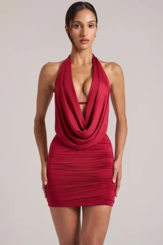 Robe courte drapée à col bénitier Kael en rouge cerise