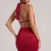 Robe courte drapée à col bénitier Kael en rouge cerise Robe courte drapée à col bénitier Kael en rouge cerise