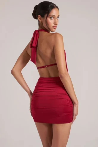 Robe courte drapée à col bénitier Kael en rouge cerise