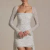 Robe courte drapée à col bénitier ornée Marilla en blanc