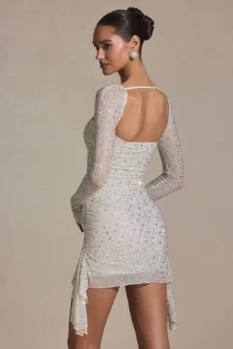 Robe courte drapée à col bénitier ornée Marilla en blanc